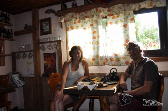 Nosso delicioso café da manhã na pousada em El Bolsón, na Argentina